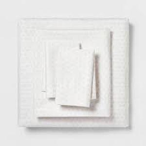 lot 1 image: 400 Thread Count Printed Performance Sheet Set - Threshold - Arneda - King