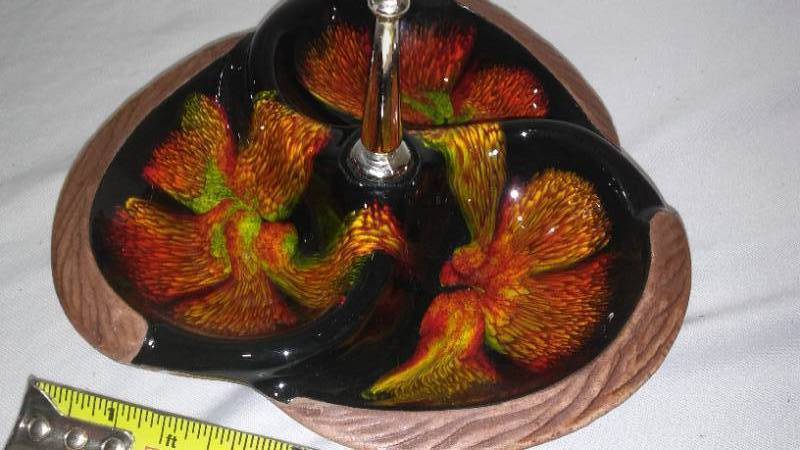 lot 194 image: Vintage California Pottery USA 618 Divided Dish