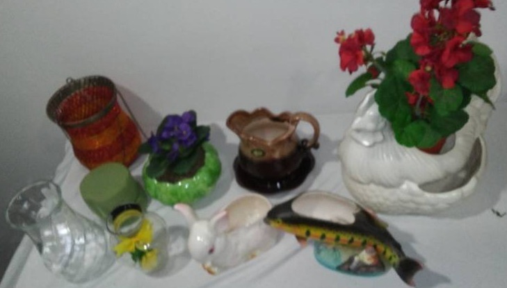 lot 205 image: Vintage Rubens Original Golden Trout Flower Planter and More.