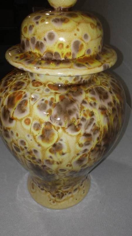 lot 98 image: Vintage Urn.