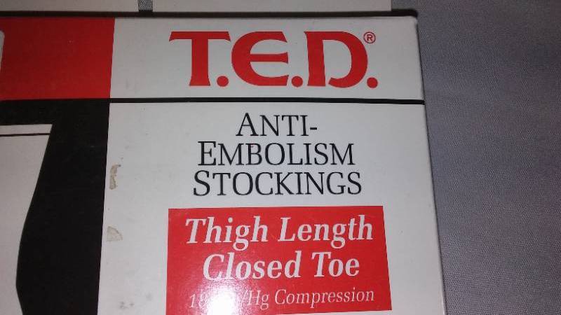 lot 107 image: Anti-Embolism Stockings, Full size bedspread, zippers