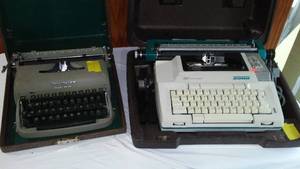 lot 18 image: Vintage Typewriters (2).