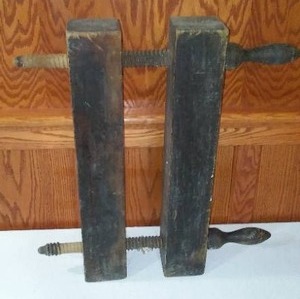 lot 372 image: Antique Wood Clamp Vise.