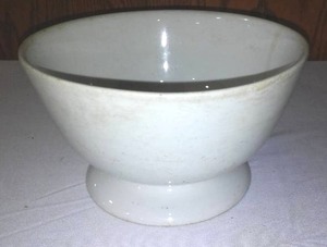 lot 392 image: Henry Alcock And Co. Antique Ironstone Bowl.