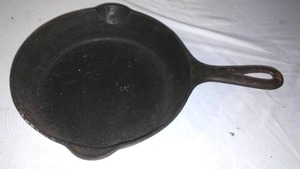 lot 417 image: Griswold No. 5 Cast Skillet.