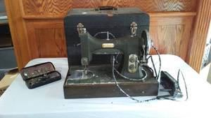 lot 455 image: Vintage White Rotary Sewing Machine.