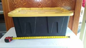 lot 464 image: 27 Gallon Strong Box Grip Lock Lid.