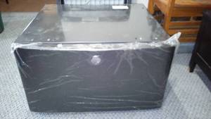 lot 470 image: Electrolux 15 Laundry Appliance Pedestal.