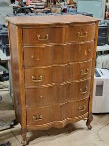 lot 152 image: Wood Dresser 6-drawer