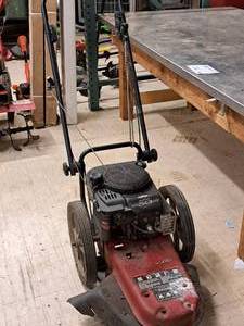 lot 3 image: Swisher Briggs & Stratton Quantum Gas Trimmer SST22500