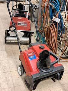 lot 12 image: Toro Power Clear 18 127cc 4-Cycle OHV Gas Snowblower 38282