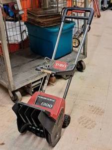 lot 14 image: Toro Power Curve 1200 11 Snowblower 38005