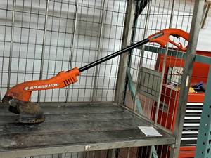 lot 16 image: Black & Decker Grass Hog Electric TrimmerEdger GH400