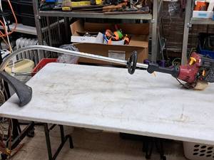 lot 17 image: Homelite 25cc Gas Trimmer UT20002A