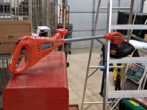 lot 19 image: Black & Decker 12V Trimmer CST100
