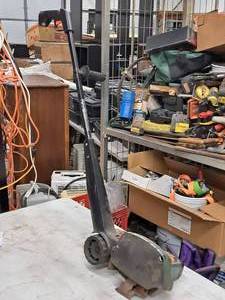 lot 25 image: Black & Decker Deluxe 2-HP Electric EdgerTrencher LE500