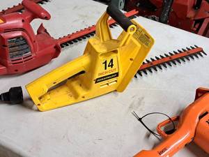 lot 28 image: Paramount 14-cut Electric Hedge Trimmer