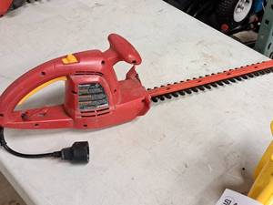 lot 29 image: Homelite 17-cut Electric Hedge Trimmer UT44110