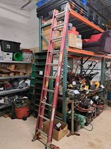 lot 61 image: Werner Electro-Master 225-lbs 20 Fiberglass Extension Ladder FE2020-2