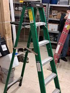 lot 63 image: 225-lbs 6 Fiberglass Step Ladder