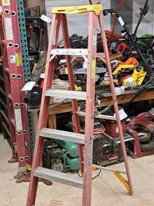 lot 64 image: Werner Medium DutyCommercial Use 225-lbs 6 Fiberglass Step Ladder FS206