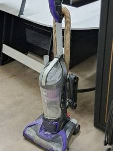 lot 72 image: Dirt Devil Endura MAX XL Pet Household Vacuum Cleaner UD70186