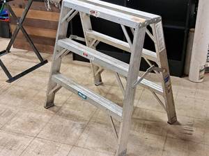 lot 80 image: Keller Heavy Duty Industrial Use 250-lbs 3 Aluminum Step Ladder
