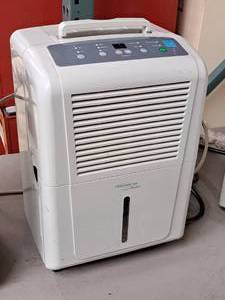 lot 87 image: Soleus Air 30-Pint Dehumidifier SG-DEH-30M-1A