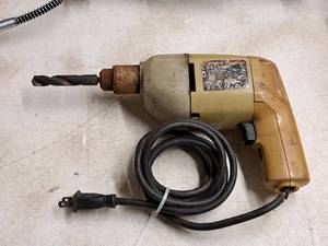 lot 94 image: Black & Decker 38 Drill
