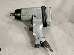 lot 115 image: 12 Air Impact Wrench