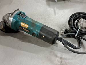 lot 118 image: Makita 4-12 Angle Grinder 9527NB