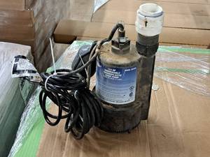 lot 144 image: Superior Pump 13-HP Submersible Thermoplastic Sump Pump