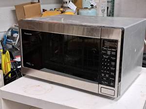 lot 162 image: Panasonic Household Microwave Oven
