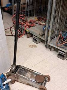 lot 164 image: Sears 2.25-Ton Hydraulic Floor Jack