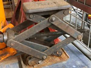 lot 168 image: Scissor Jack