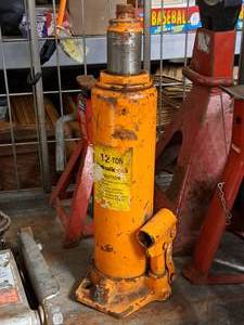 lot 167 image: 18-Ton Hydraulic Bottle Jack