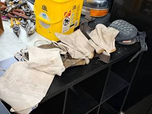 lot 232 image: Assorted ToolNail Pouches and Craftsman Professional Knee Pads