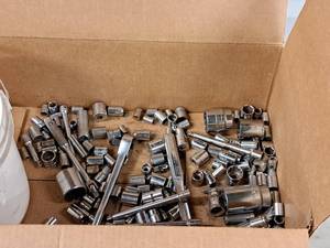 lot 252 image: Lot of (1 Box) Assorted Sockets, Ratchets, Extensions