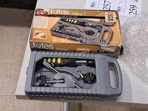 lot 258 image: Totes Workshop Flex Driver Set 22-piece (New)