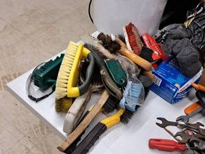 lot 261 image: Lot of (1 Bucket) Assorted Brushes, Scrapers, Nitril Gloves and Safety Glasses