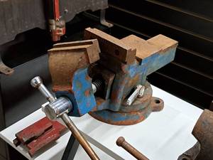 lot 283 image: 4-grip Bench Vise