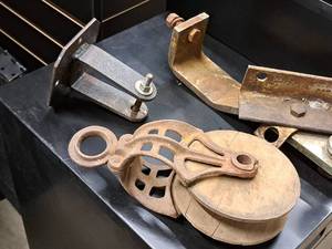 lot 287 image: 5-12 Wood Pulley with Mounting Bracket