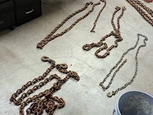lot 290 image: Lot of (5) Assorted Chains - (4) With One Hook End and (1) With Two Hook Ends