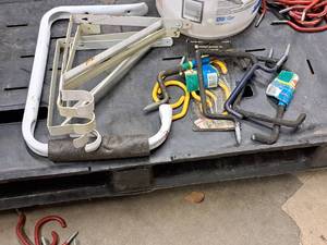 lot 269 image: Lot of (15) Assorted Closet Mounts and Storage Hooks