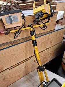lot 302 image: Dual Head Shop Work Light