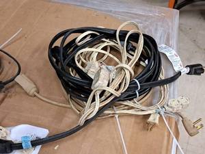 lot 323 image: Lot of (5) Extension Cords