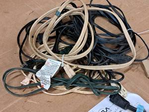 lot 324 image: Lot of (5) Extension Cords