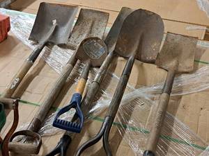 lot 359 image: (3) Flat Shovels and (3) Spades