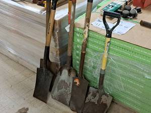 lot 361 image: Lot of (5) Assorted Shovels