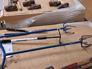 lot 365 image: Lot of (4) Assorted Gardening Tools - Cultivators, Pruner